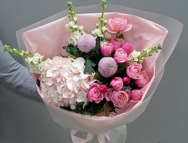 Buchet cu hortensie roz, trandafiri de tip bujor si matthiola foto