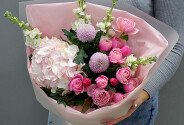 Buchet cu hortensie roz, trandafiri de tip bujor si matthiola — foto 4