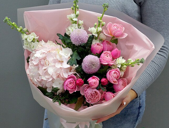 Buchet cu hortensie roz, trandafiri de tip bujor si matthiola foto