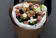 Buchet cu trandafiri spray "Antigua" 60 cm si frezii albe — foto 1