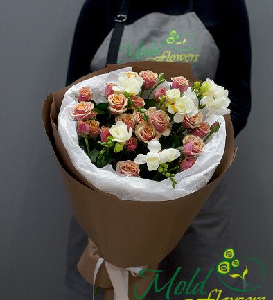 Buchet cu trandafiri spray "Antigua" 60 cm si frezii albe foto 394x433