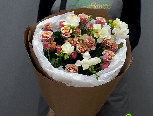 Buchet cu trandafiri spray "Antigua" 60 cm si frezii albe foto