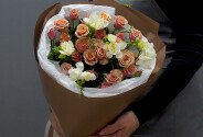 Buchet cu trandafiri spray "Antigua" 60 cm si frezii albe — foto 3