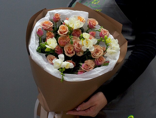 Buchet cu trandafiri spray "Antigua" 60 cm si frezii albe foto