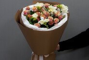 Buchet cu trandafiri spray "Antigua" 60 cm si frezii albe — foto 4