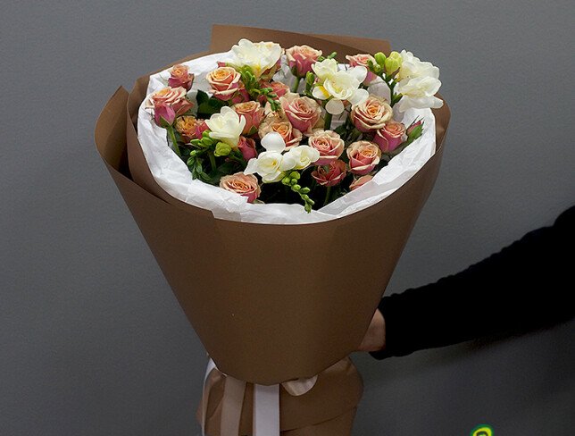 Buchet cu trandafiri spray "Antigua" 60 cm si frezii albe foto