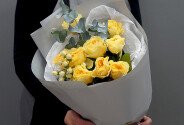 Buchet din trandafiri olandezi crem „Buttercup” si eucalipt — foto 1