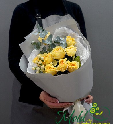 Buchet din trandafiri olandezi crem „Buttercup” si eucalipt
