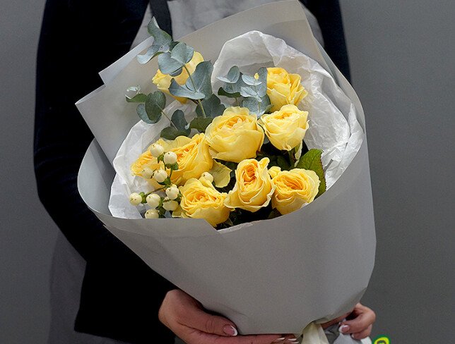 Buchet din trandafiri olandezi crem „Buttercup” si eucalipt