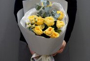 Buchet din trandafiri olandezi crem „Buttercup” si eucalipt — foto 2