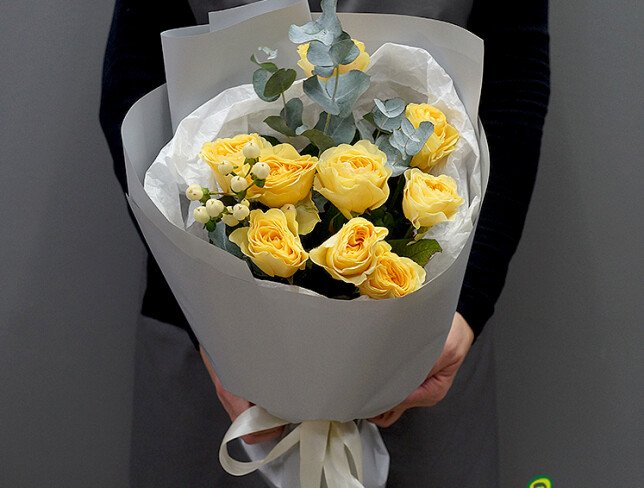 Buchet din trandafiri olandezi crem „Buttercup” si eucalipt — foto 2