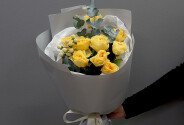 Buchet din trandafiri olandezi crem „Buttercup” si eucalipt — foto 3