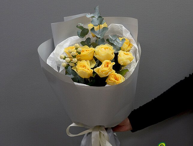 Buchet din trandafiri olandezi crem „Buttercup” si eucalipt — foto 3