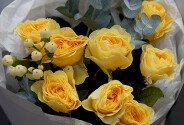 Buchet din trandafiri olandezi crem „Buttercup” si eucalipt — foto 4