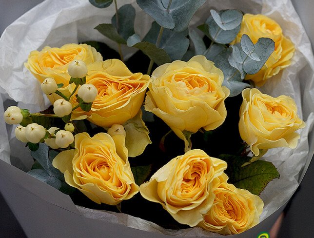 Buchet din trandafiri olandezi crem „Buttercup” si eucalipt — foto 4