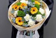 Букет из гвоздик, гербер и оксипеталума — фото 2