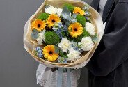 Букет из гвоздик, гербер и оксипеталума — фото 4
