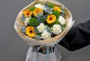 Букет из гвоздик, гербер и оксипеталума — фото 1