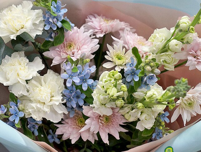Buchet din crizanteme, garoafe, matthiola si oxypetalum foto