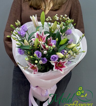 Buchet din crini roz si eustoma mov foto 394x433