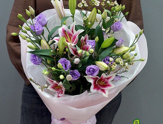 Buchet din crini roz si eustoma mov foto