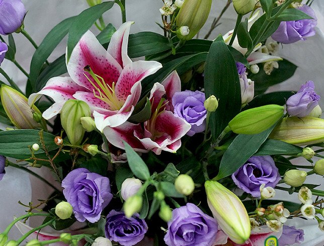 Buchet din crini roz si eustoma mov foto