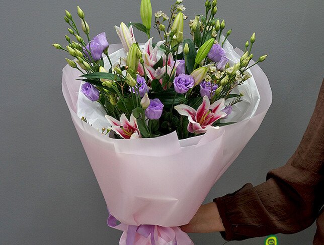 Buchet din crini roz si eustoma mov foto