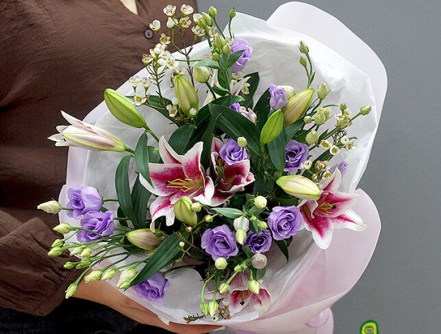 Buchet din crini roz si eustoma mov foto
