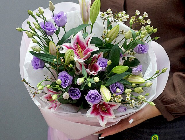Buchet din crini roz si eustoma mov foto