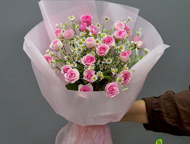 Buchet din trandafiri de tufa roz si romanite foto