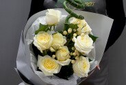 Buchet cu trandafiri Candlelight, hipericum alb si bambus — foto 1