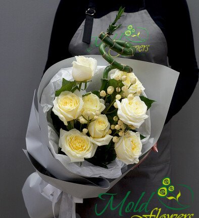 Buchet cu trandafiri Candlelight, hipericum alb si bambus