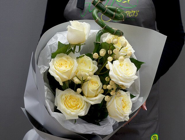 Buchet cu trandafiri Candlelight, hipericum alb si bambus