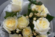 Buchet cu trandafiri Candlelight, hipericum alb si bambus — foto 2