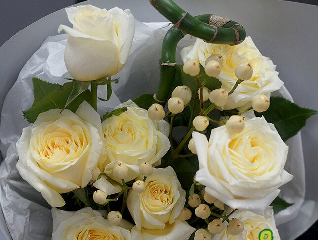 Buchet cu trandafiri Candlelight, hipericum alb si bambus — foto 2