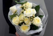 Buchet cu trandafiri Candlelight, hipericum alb si bambus — foto 3