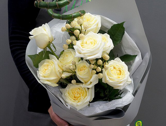 Buchet cu trandafiri Candlelight, hipericum alb si bambus — foto 3