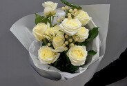 Buchet cu trandafiri Candlelight, hipericum alb si bambus — foto 4