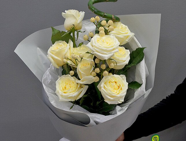 Buchet cu trandafiri Candlelight, hipericum alb si bambus — foto 4