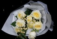 Buchet cu trandafiri Candlelight, hipericum alb si bambus — foto 5