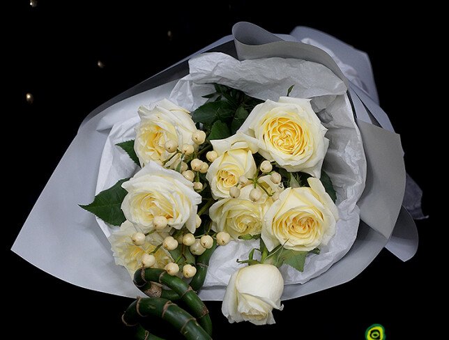 Buchet cu trandafiri Candlelight, hipericum alb si bambus — foto 5