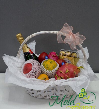 Cos cu fructe exotice, bomboane si sampanie Moet & Chandon Imperial Brut 0,75 l (la comanda, 24 ore) foto 394x433