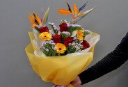 Buchet exotic cu strelitzia, gerbere si trandafiri — foto 1