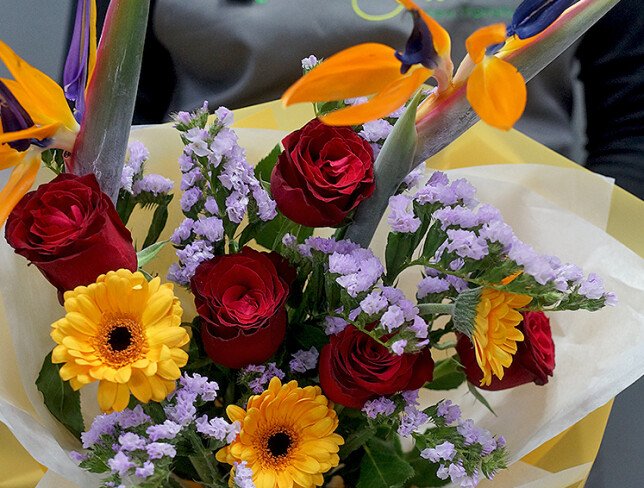 Buchet exotic cu strelitzia, gerbere si trandafiri — foto 3