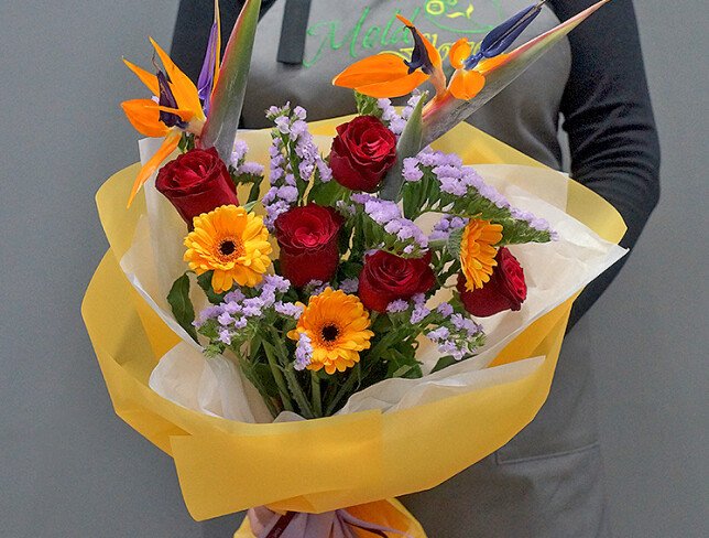 Buchet exotic cu strelitzia, gerbere si trandafiri — foto 4