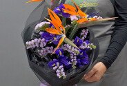 Buchet exotic cu strelitzia si irisi violeti — foto 2