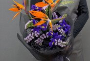 Buchet exotic cu strelitzia si irisi violeti — foto 3
