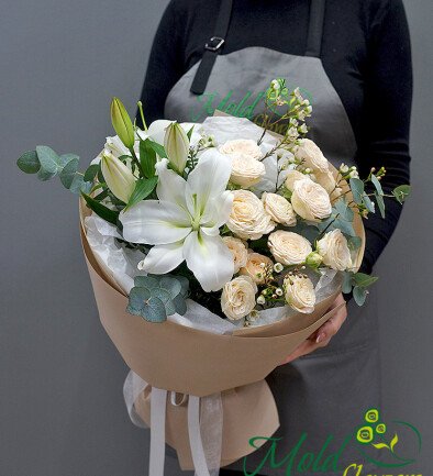 Buchet din crini albi si trandafiri de tufa „Sofia” foto 394x433