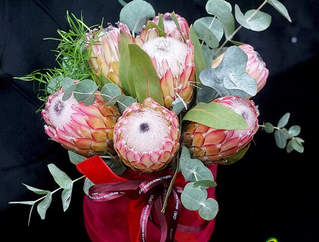 Cutie din catifea cu protea „Armonie exotica” foto