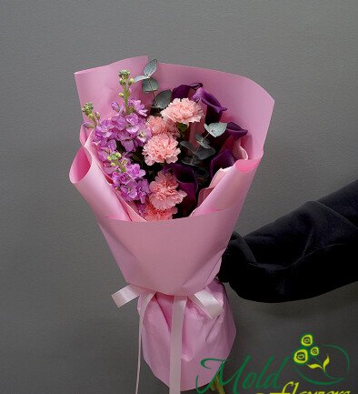 Bouquet with purple calla lilies, pink dianthus and matthiola photo 394x433